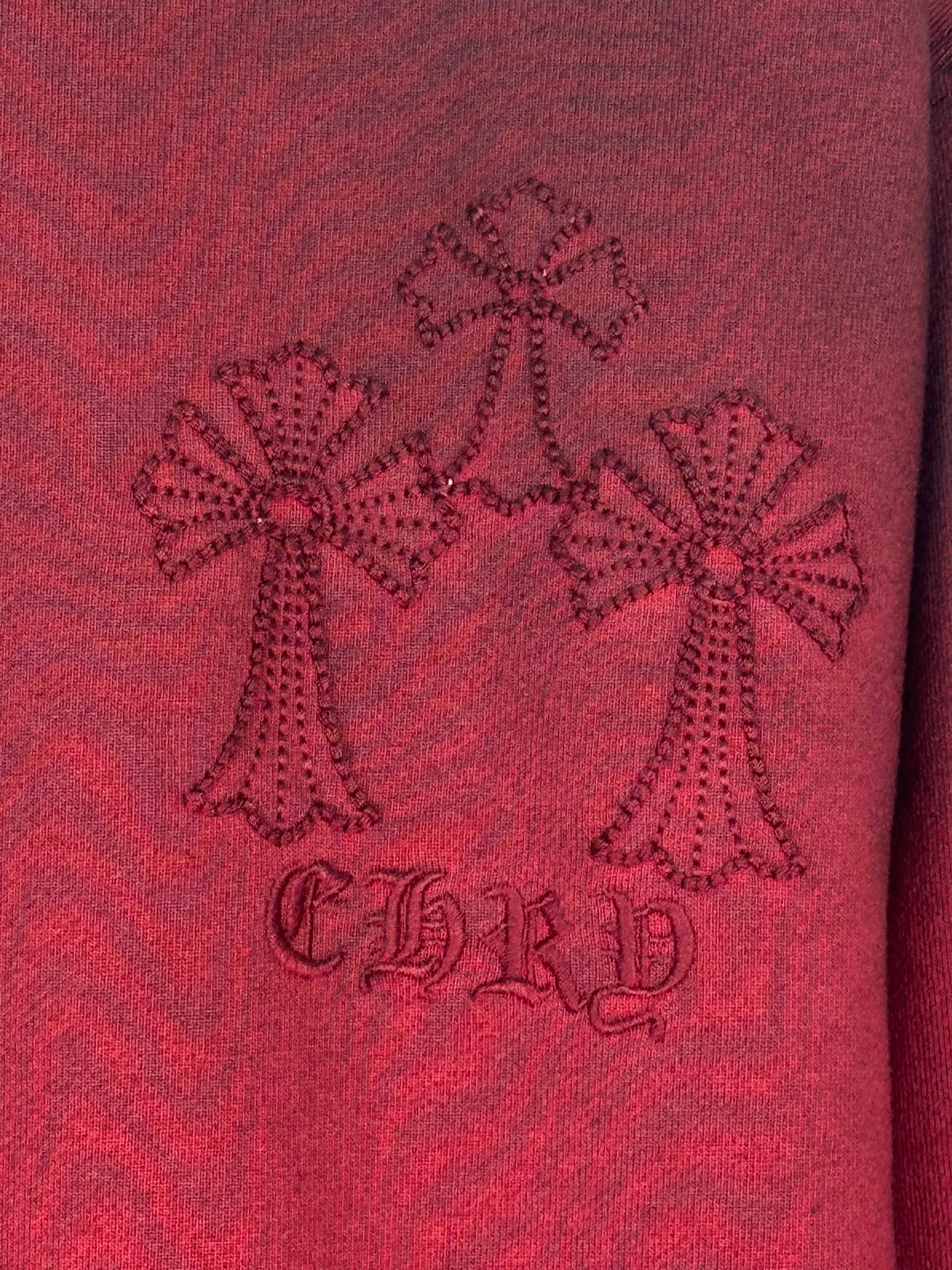 P260 top version, real shot without P, ​​different from market currency) 𝗖𝗵𝗿𝗼𝗺𝗲 𝗛𝗲𝗮𝗿𝘁𝘀/Cro Heart 2025 washed patch embroidery autumn and winter new original single counter American laser burnt 3D three-dimensional color embroidered couple casual sweatshirt 👑The highest version! Customized fabric 430g tripe terry fabric! American acid-washed and distressed original fabric laser burnt ✟appliqué embroidery and exquisite embroidery of letters! The best-selling model in the counter, very comfortable to wear. Accessories: original molded and authenticated collar label➕100% silk wash label. Genuine purchase-grade original hangtag➕matching hanging rope➕3D hanging beads➕original packaging bag. Craftsmanship: The original version has consistent wiring! The highest version of the armhole matching technique! Color: Red Black Size: S M L XL Style No.: 9309